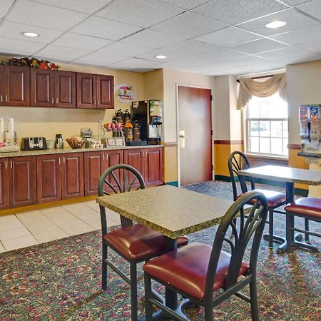 Super 8 By Wyndham Louisville/Expo Center Экстерьер фото