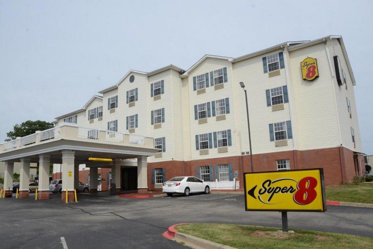 Super 8 By Wyndham Louisville/Expo Center Экстерьер фото