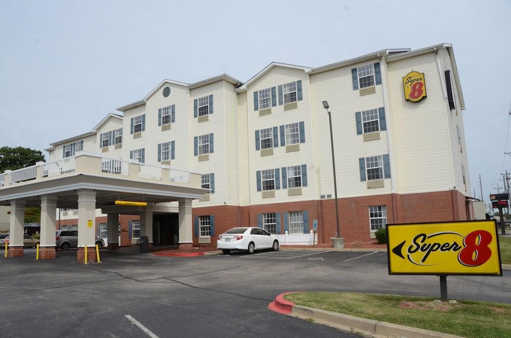 Super 8 By Wyndham Louisville/Expo Center Экстерьер фото