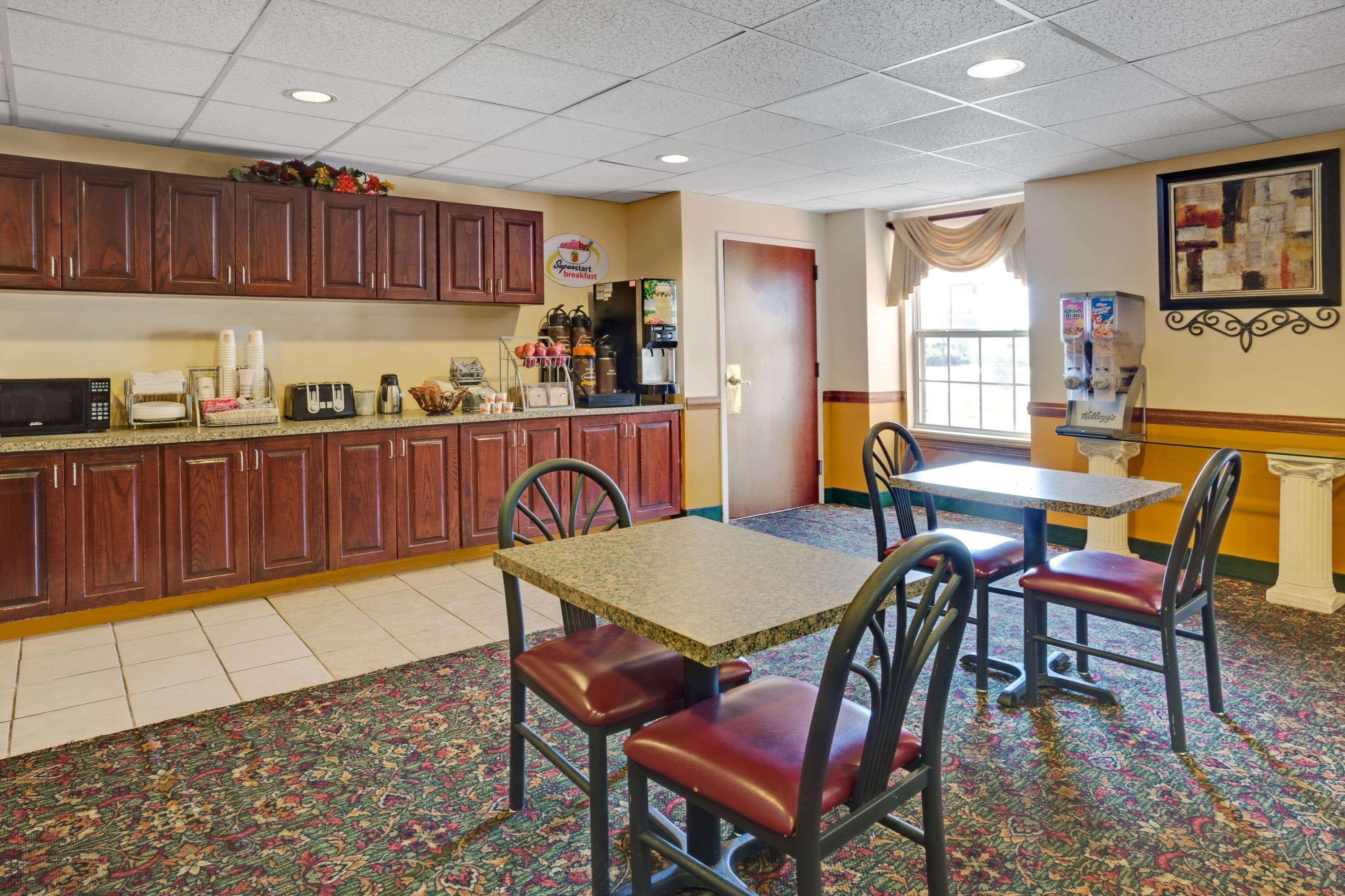Super 8 By Wyndham Louisville/Expo Center Экстерьер фото