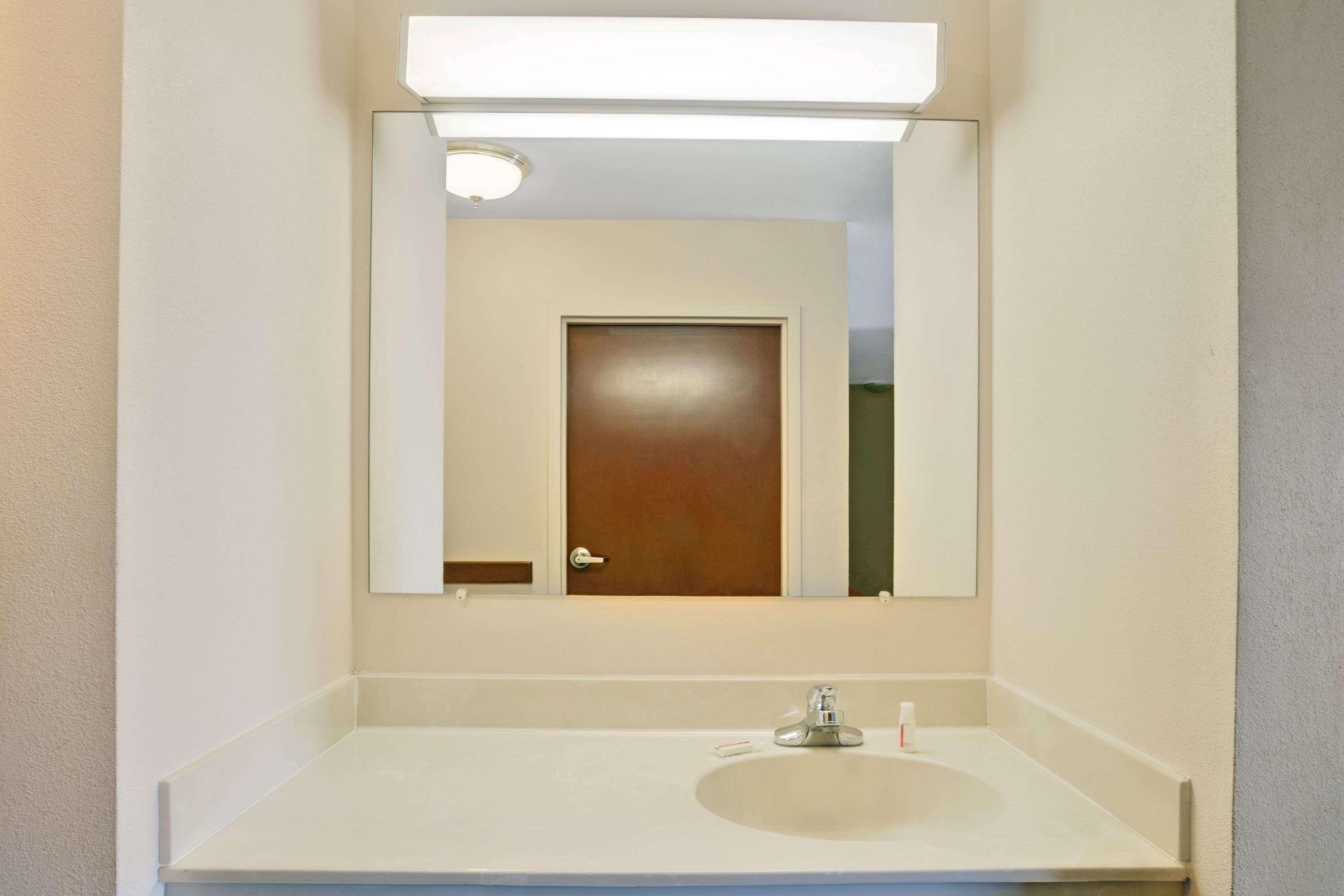 Super 8 By Wyndham Louisville/Expo Center Экстерьер фото