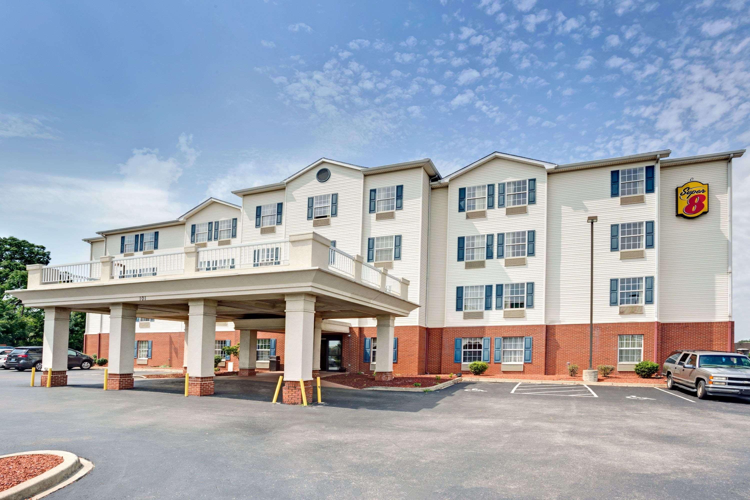 Super 8 By Wyndham Louisville/Expo Center Экстерьер фото