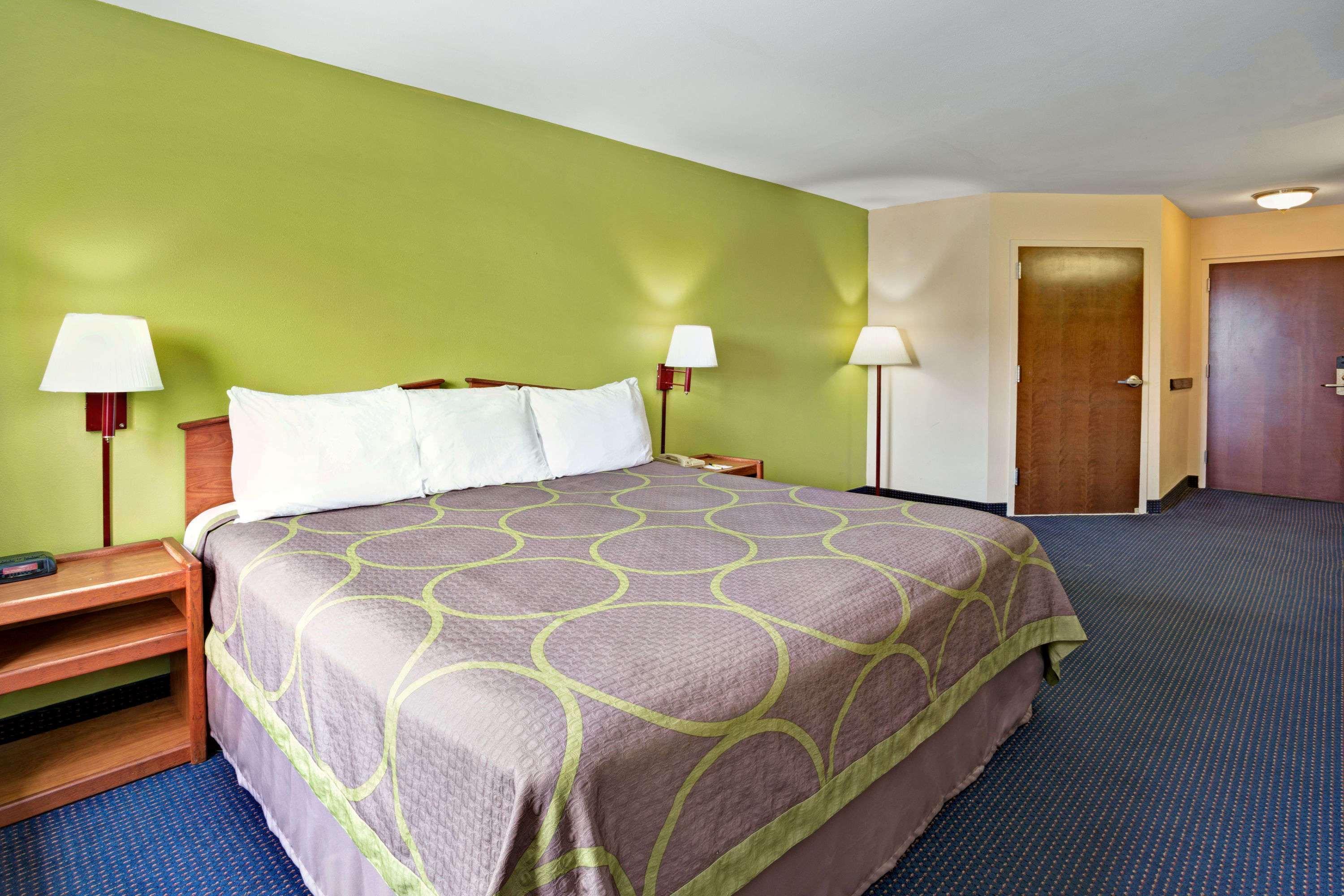 Super 8 By Wyndham Louisville/Expo Center Экстерьер фото